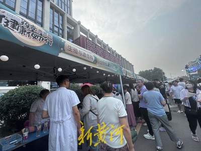 中醫大咖“擺攤兒”秀絕技，別樣健康文化夜市鳴鑼開市